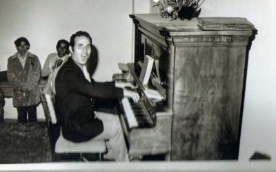 Al que está sentado en el trono